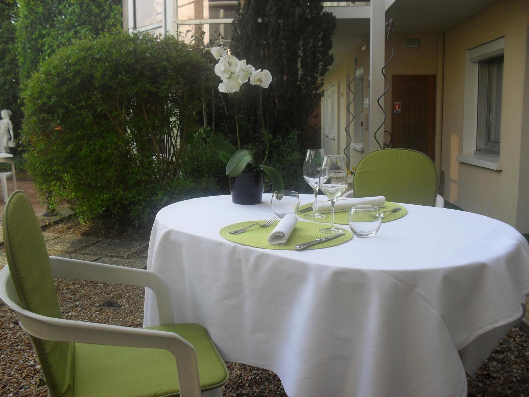 Hôtel de France - Restaurant Les Rois de France Le Controis-en-Sologne Exterior foto